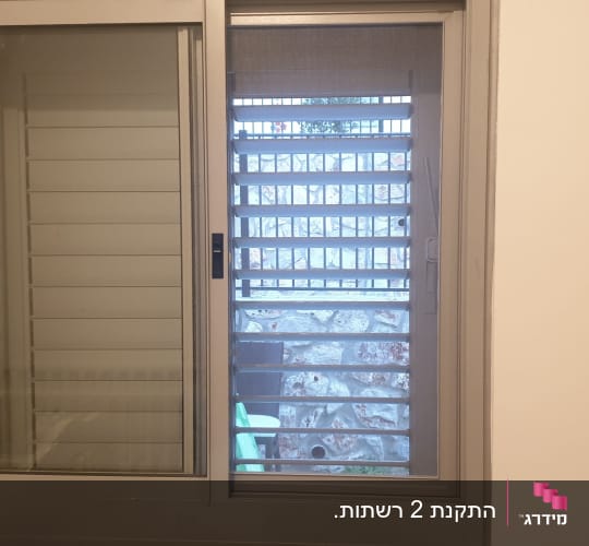 חלון אלומיניום עם תריסים פנימיים וחיצוניים
